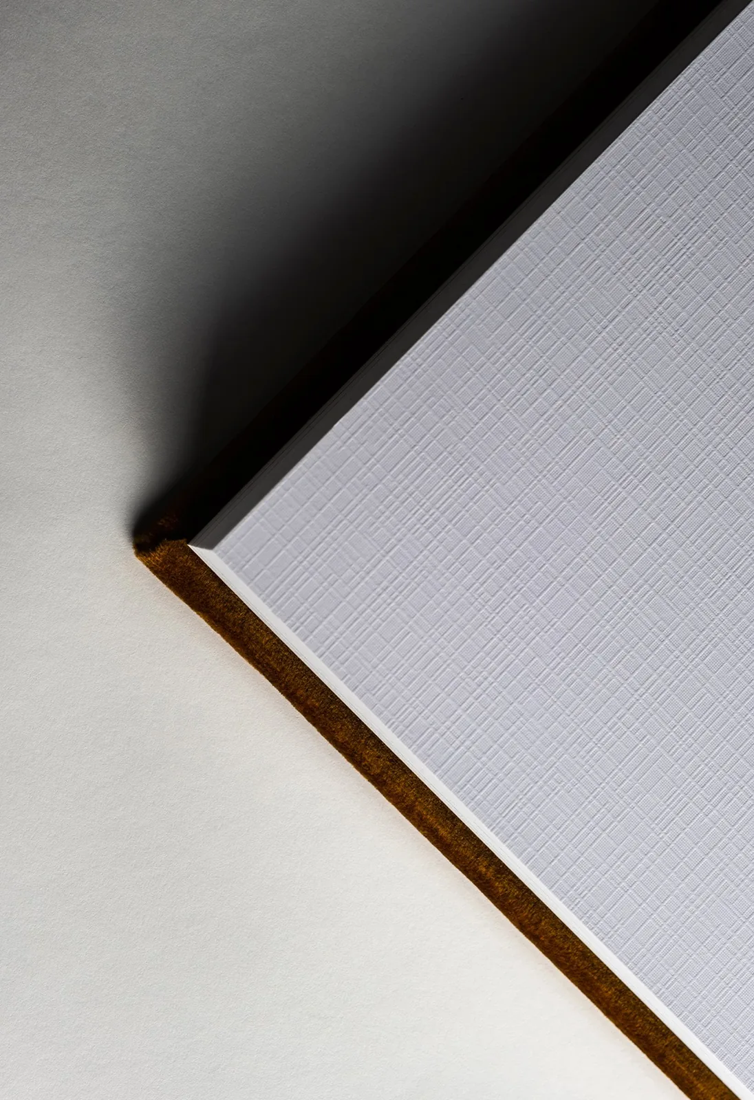 Coin d'une page rigide d'album de mariage, vue de près