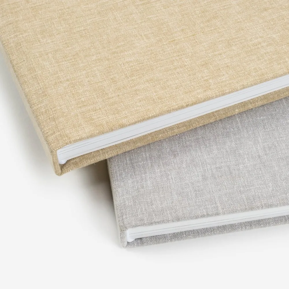 Deux albums de mariage en lin, l'un beige, l'autre gris clair