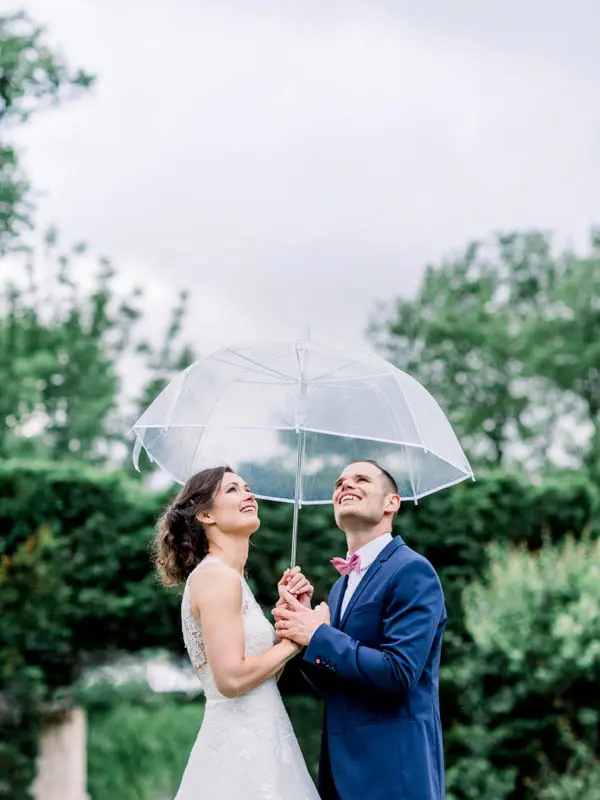 photo couple mariage sous parapluie transparent