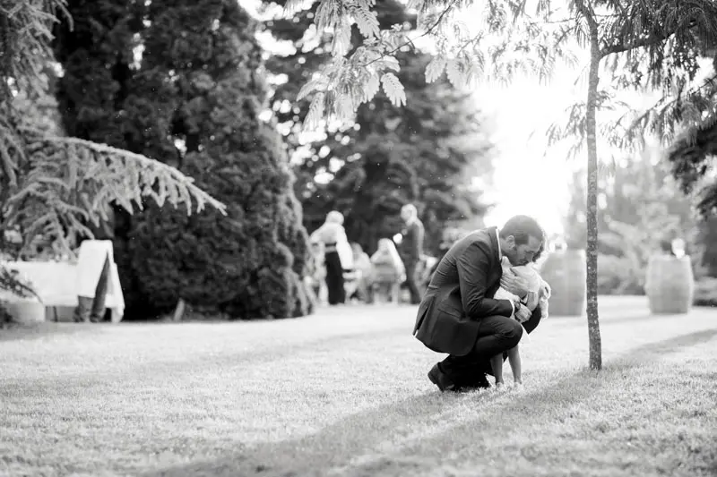 enfant dans les bras de son père mariage