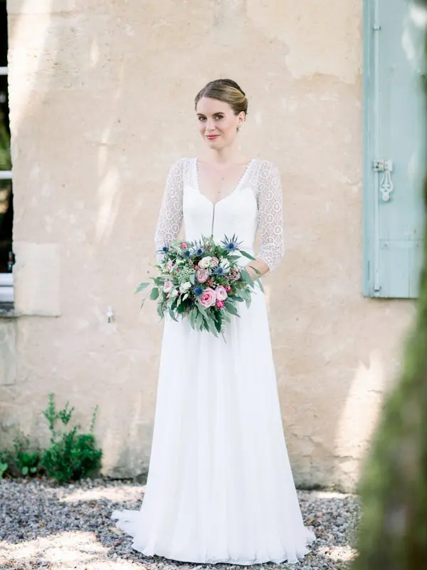 mariée avec son bouquet