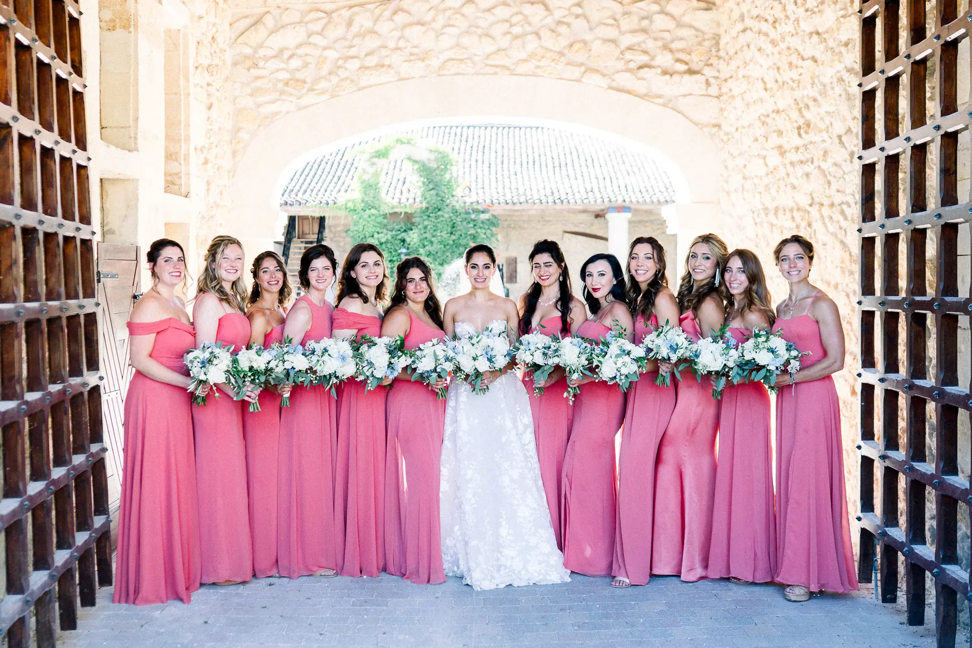 Mariage élégant au Château de la Ligne à Bordeaux en France avec la mariée entourée de ses demoiselles d’honneur