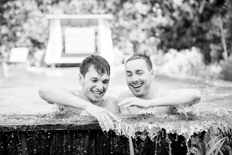 couple gay piscine