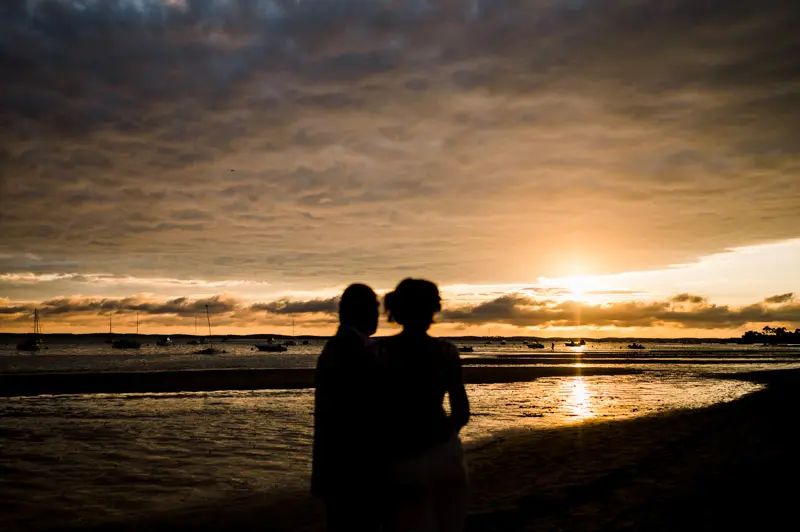 couple mariage coucher de soleil bassin