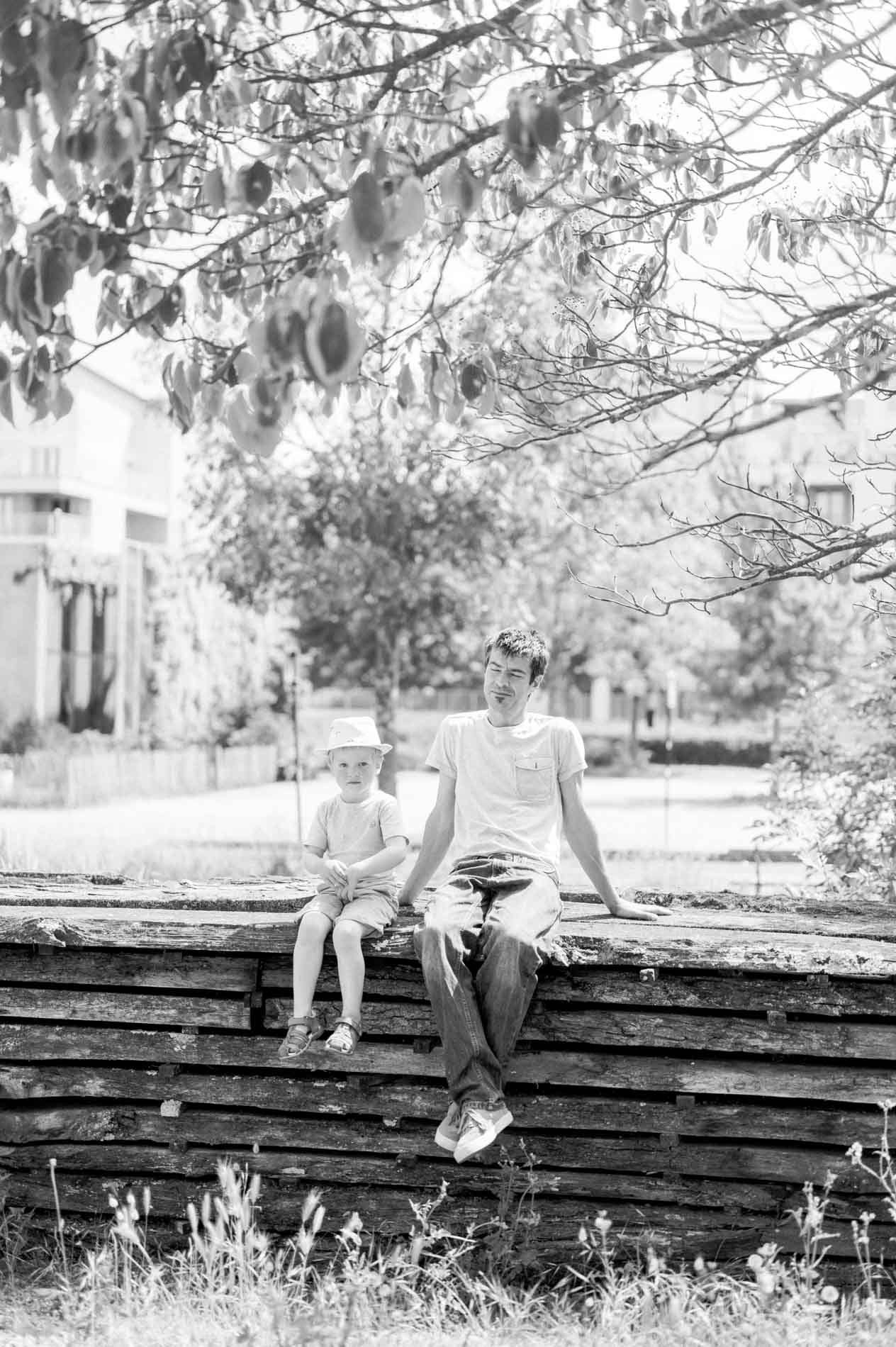 un papa et son fils seance photo jardin botanique