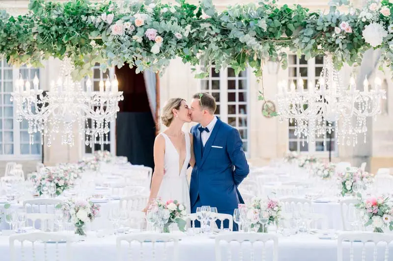 photo couple mariage devant orangeraie du chateau pape clement