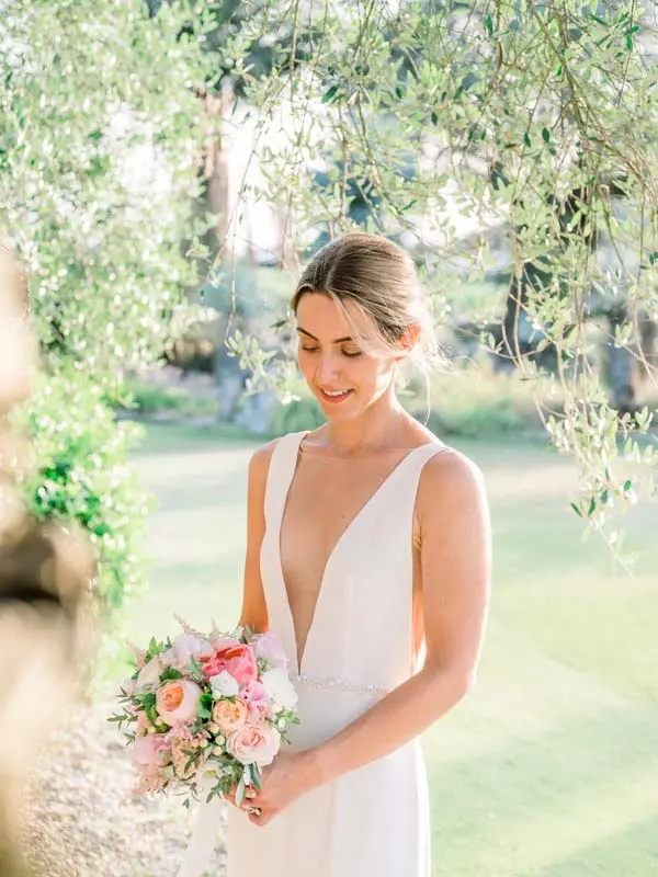 mariée avec bouquet chateau pape clement