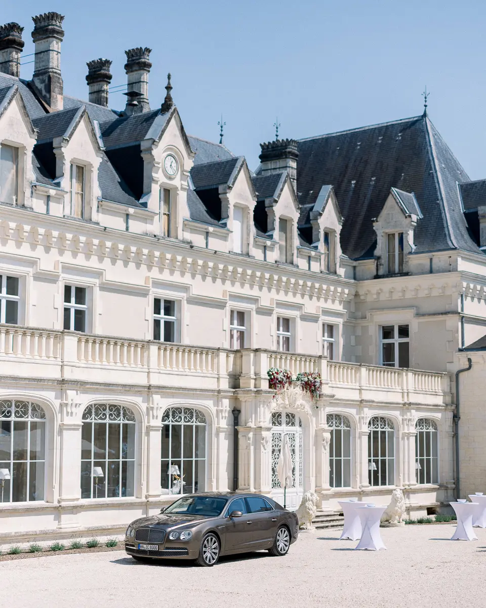 Mariage au Château de Gardemoulin à Cognac avec une Bentley en voiture de collection devant la façade