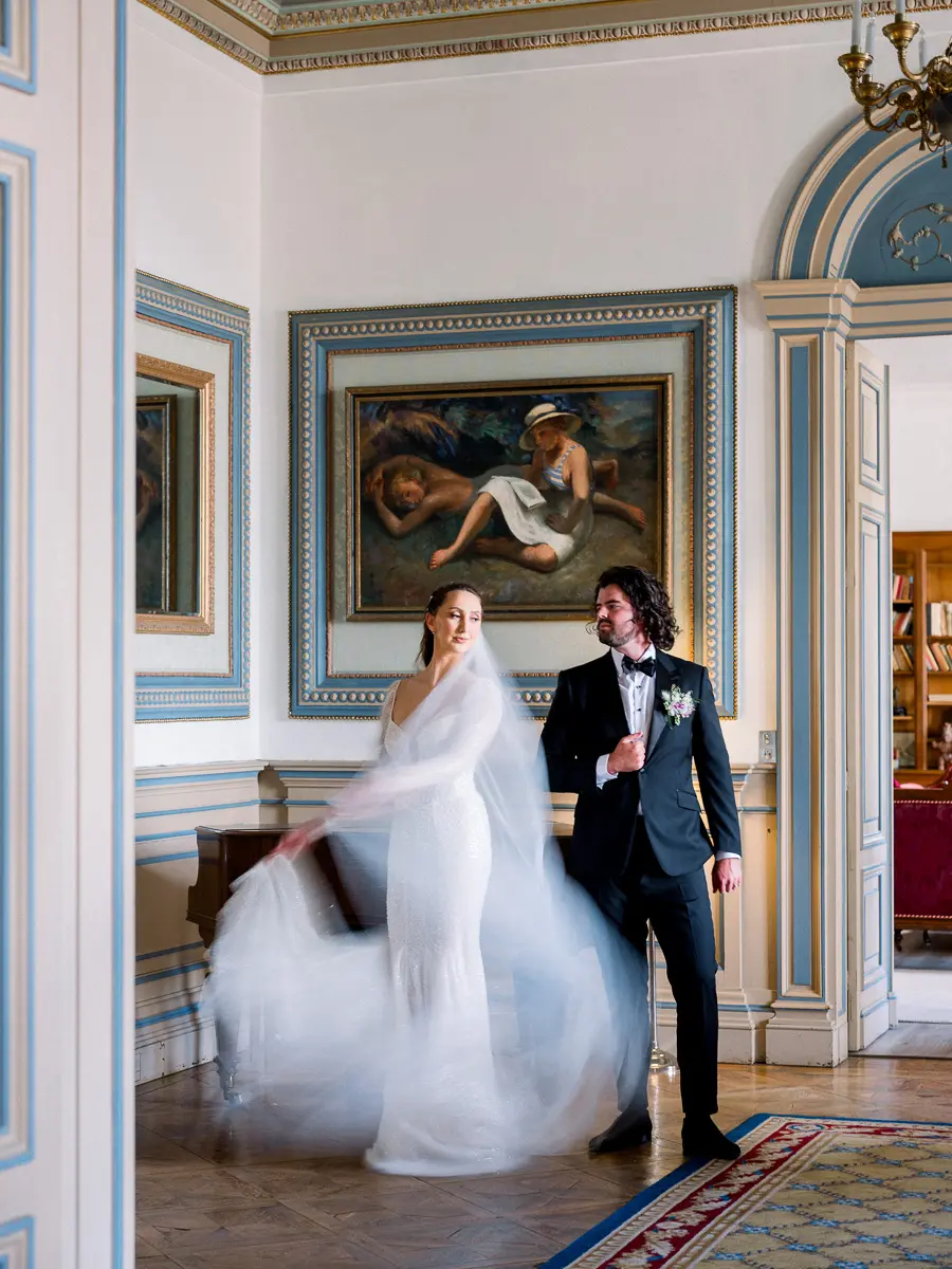 Mariage au Château de la Valouze en Dordogne – photo éditoriale des mariés dans un salon historique