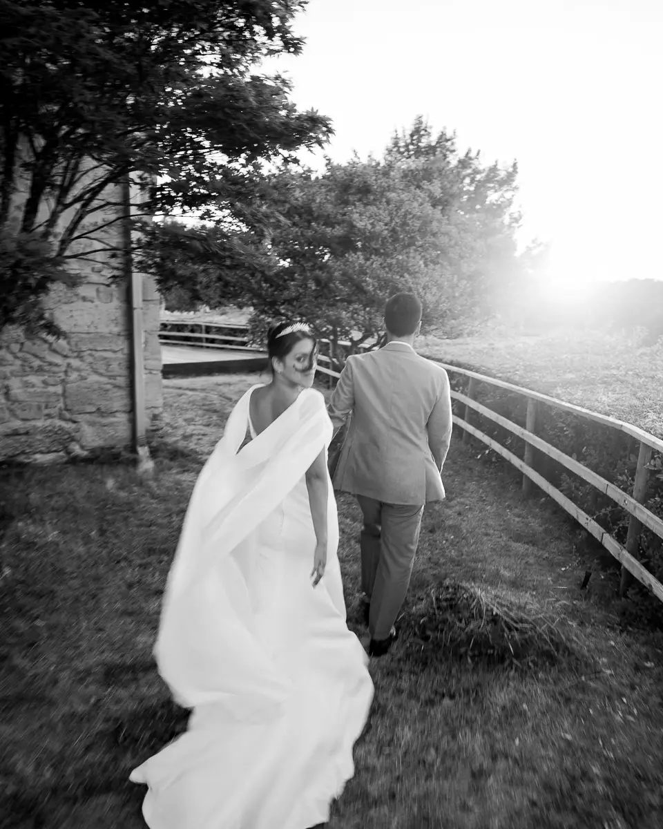 Mariage au Domaine Isabeau de Naujan à Bordeaux – couple en lumière naturelle