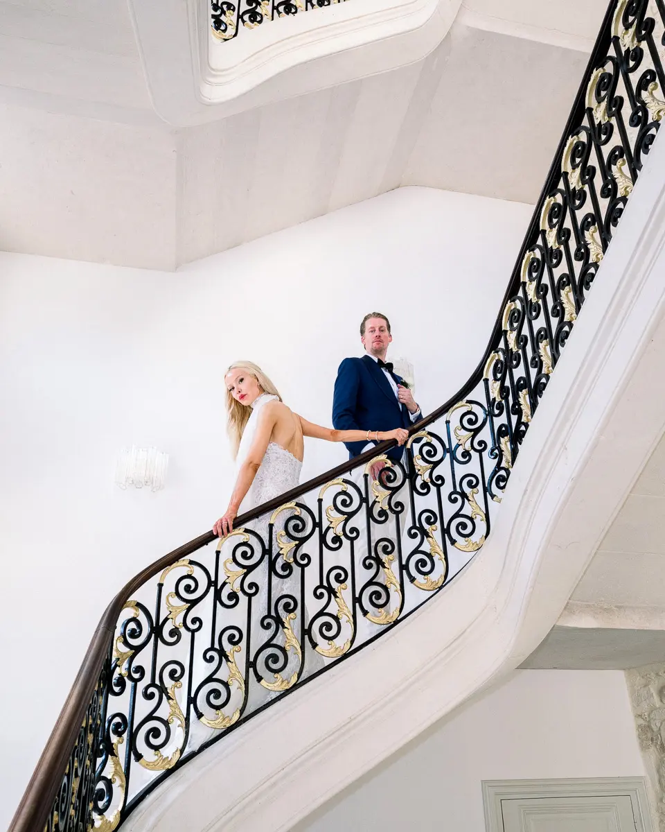 Portrait de mariés dans un château en style éditorial