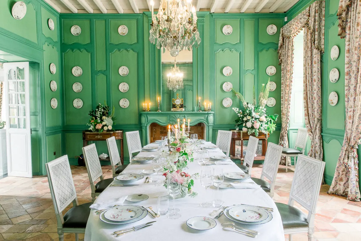 Château Soutard reception room with natural light – elegant wedding decor in France