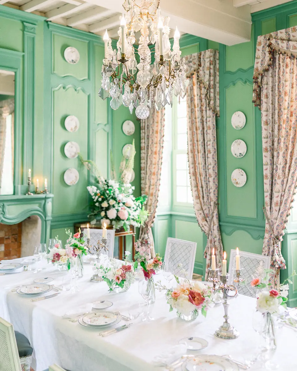 Elegant reception table in Château Soutard – editorial wedding decor in France