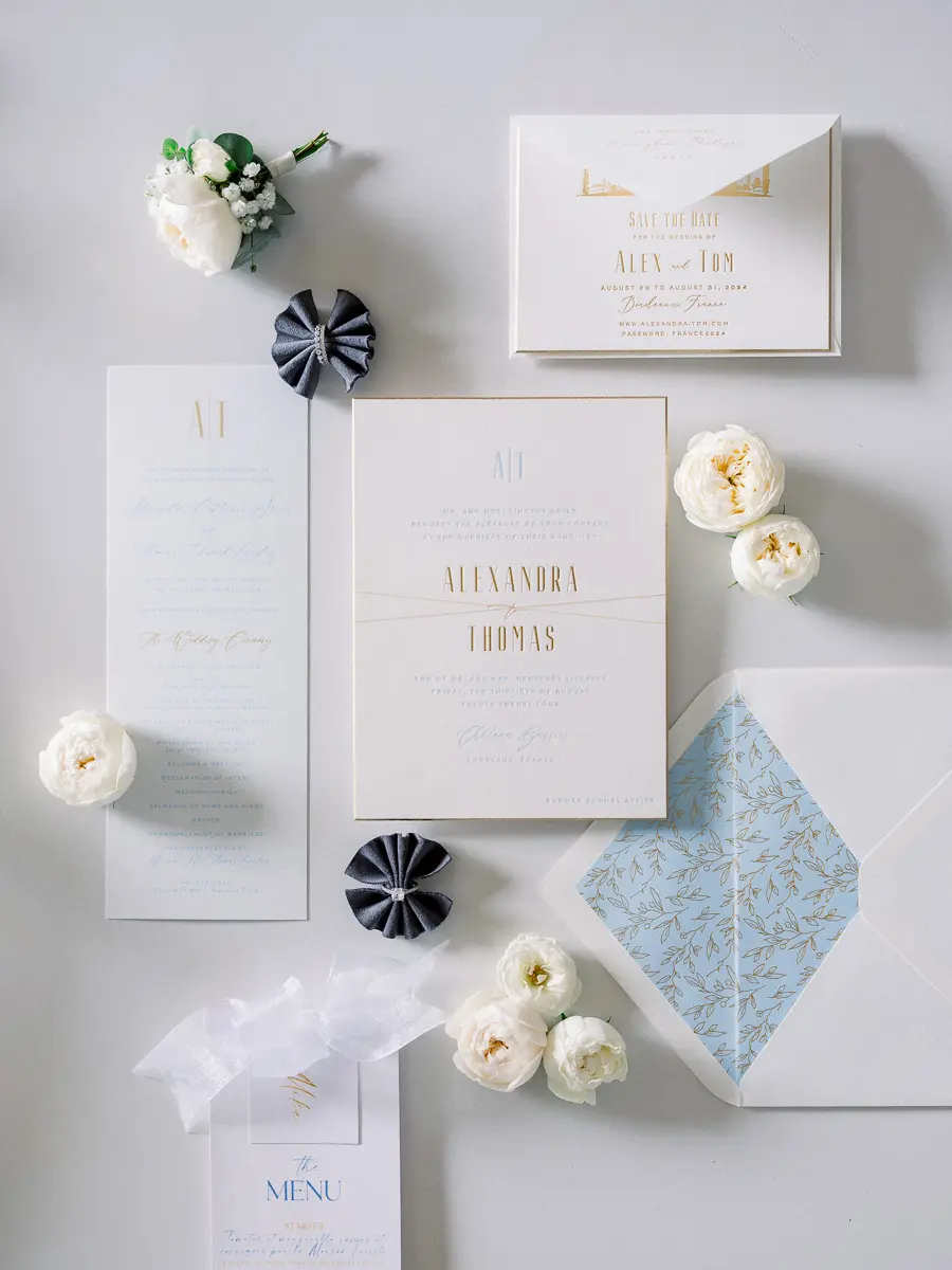 Papeterie de mariage élégante photographiée en style éditorial à Bordeaux