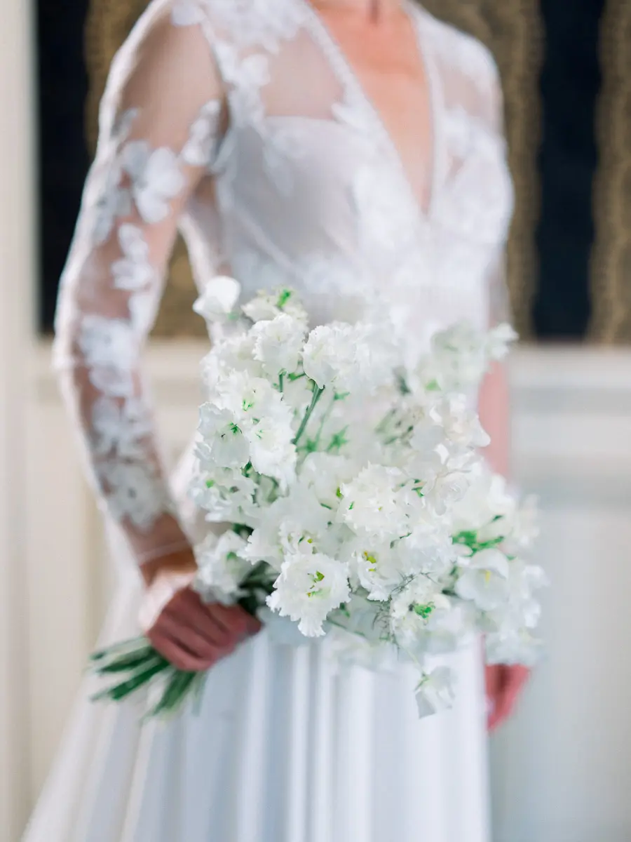 bouquet de mariée blanc tenu par une mariée lors d’un mariage éditorial