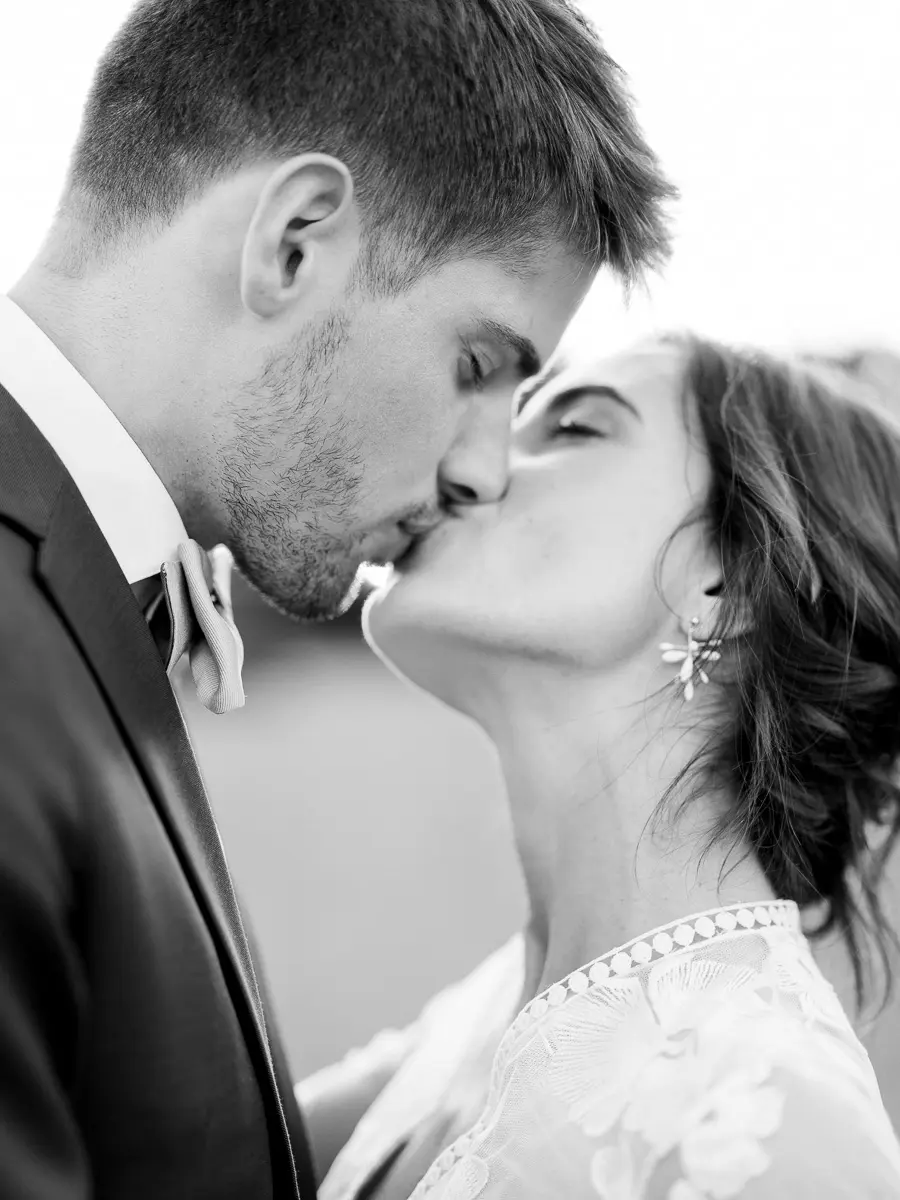 couple de mariés s’embrassant lors d’un reportage de mariage
