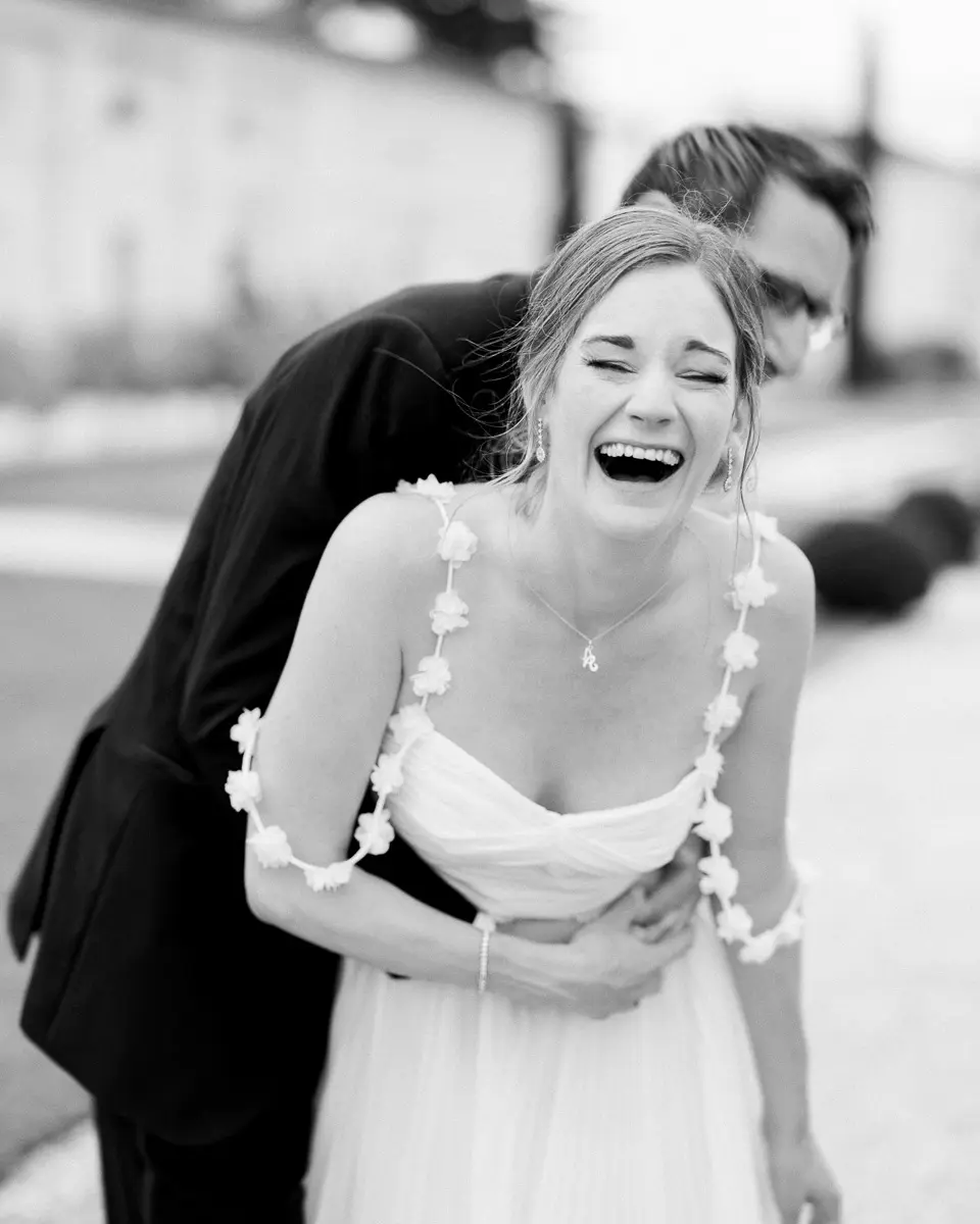 couple de mariés riant pendant un reportage de mariage à Bordeaux
