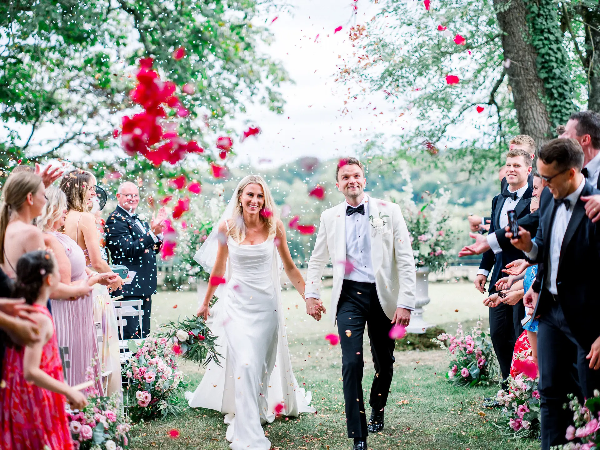 cérémonie de mariage à Bordeaux avec sortie des mariés sous des pétales de roses