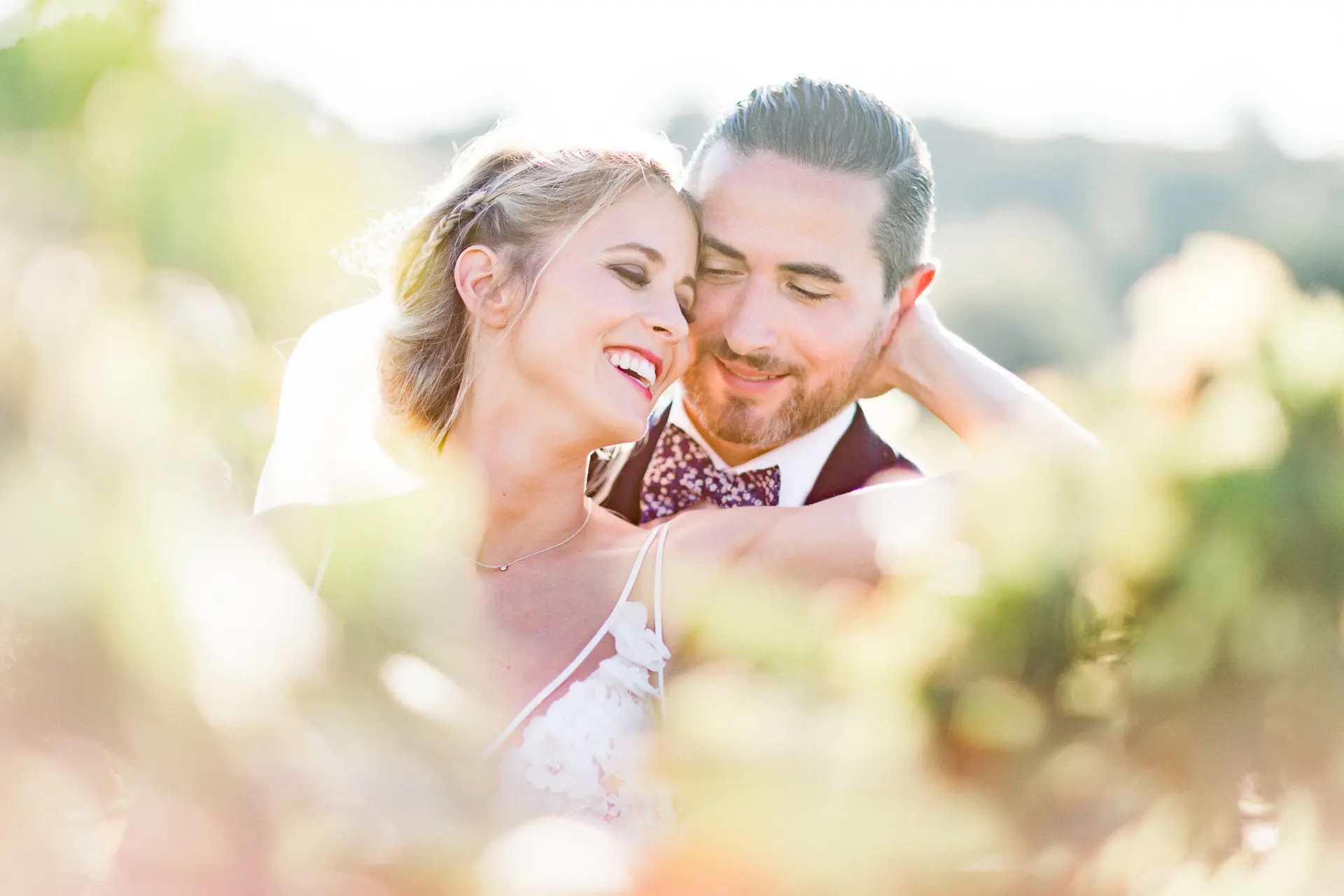 couple de mariés dans les vignes lors d’un reportage de mariage au Château de Garde près de Bordeaux