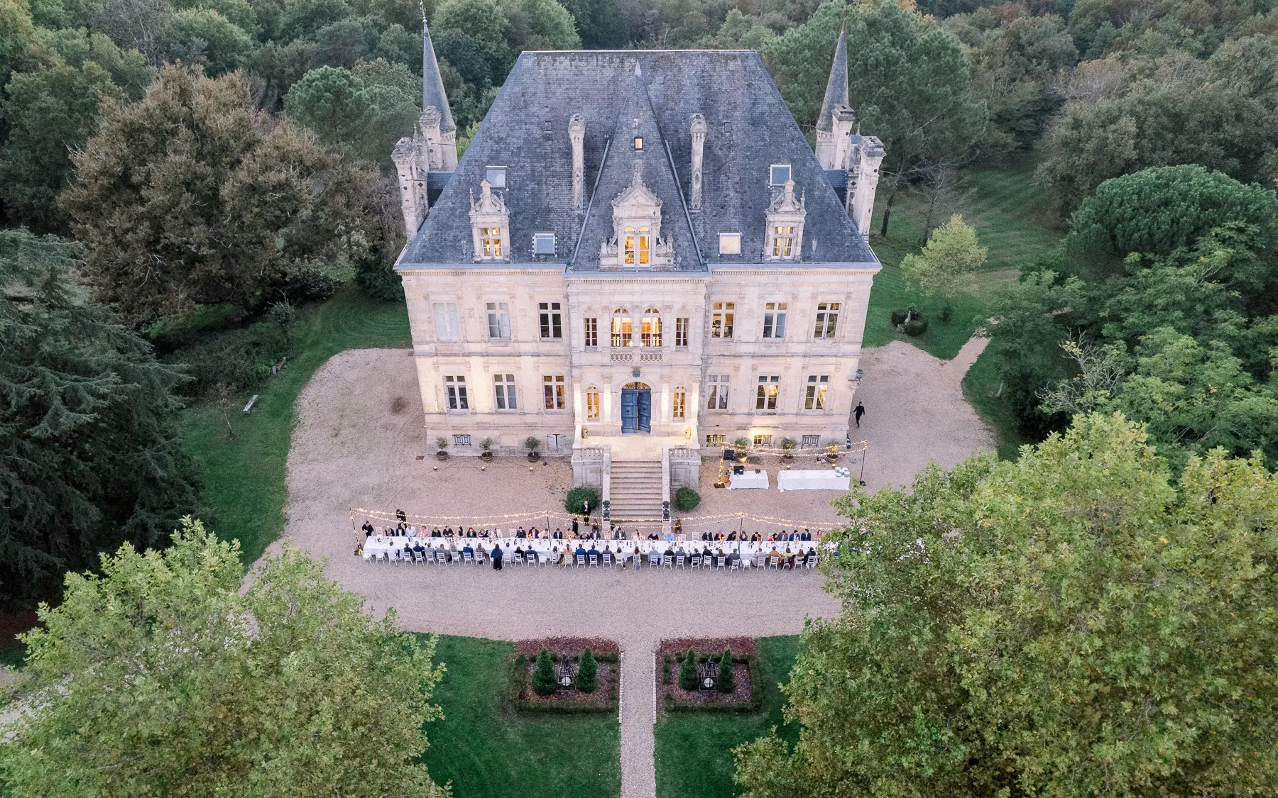 réception de mariage dans un château en France vue aérienne d’un domaine