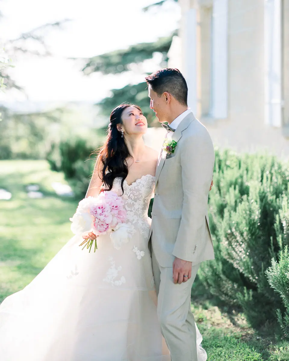 photographe de mariage à Bordeaux – couple de mariés dans les vignobles