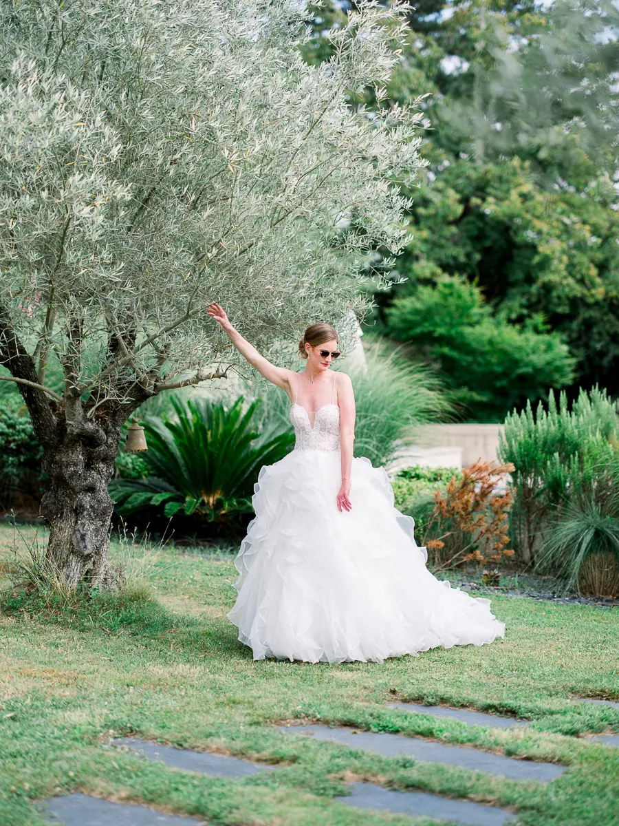 mariée en robe de mariage dans un jardin lors d’un mariage à Bordeaux