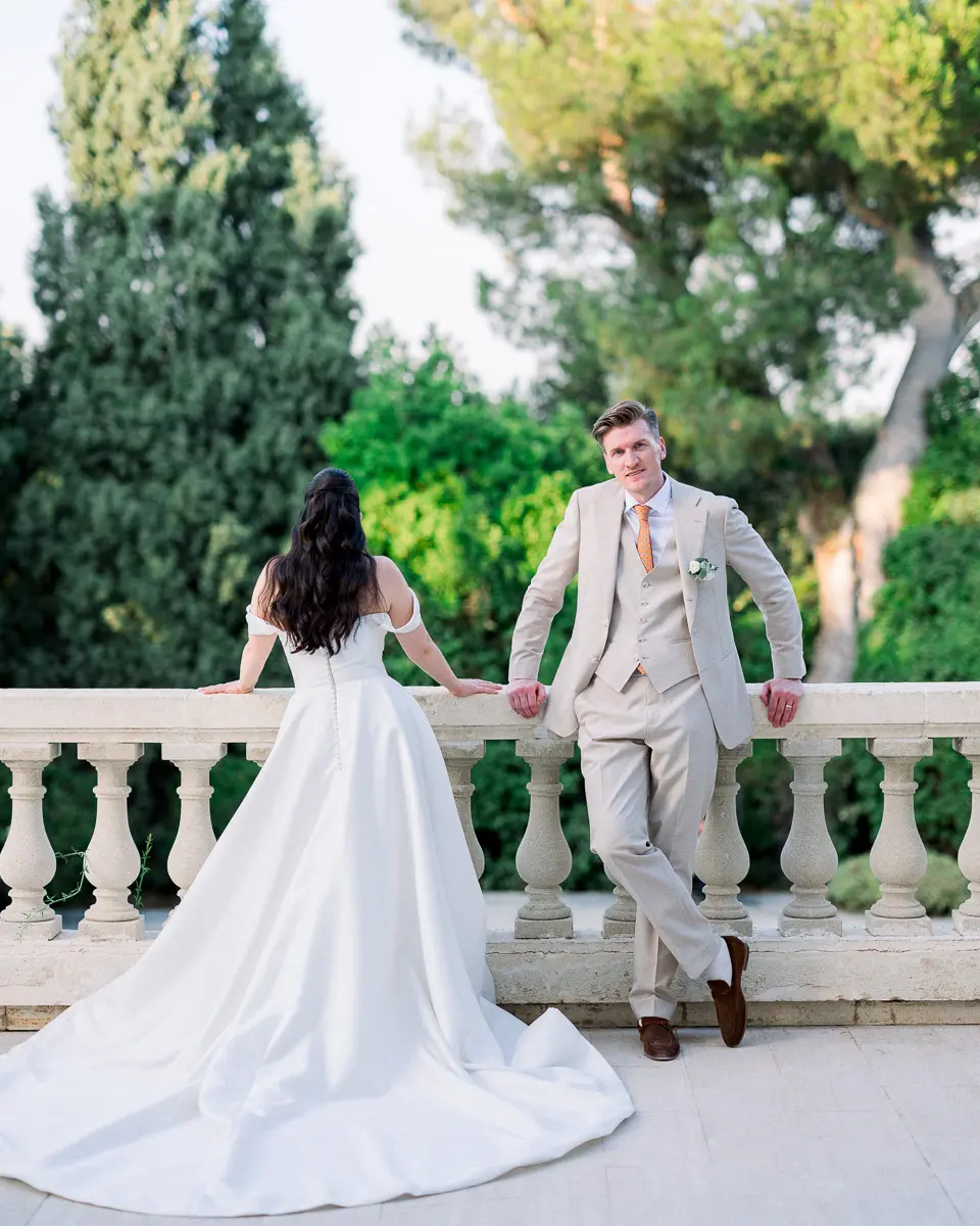 couple de mariés sur la terrasse d’un château près de Bordeaux