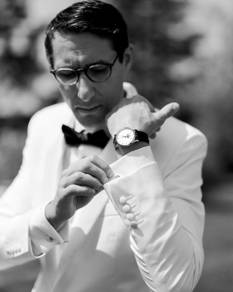 photographe mariage éditorial à Bordeaux – marié ajustant son bouton de manchette