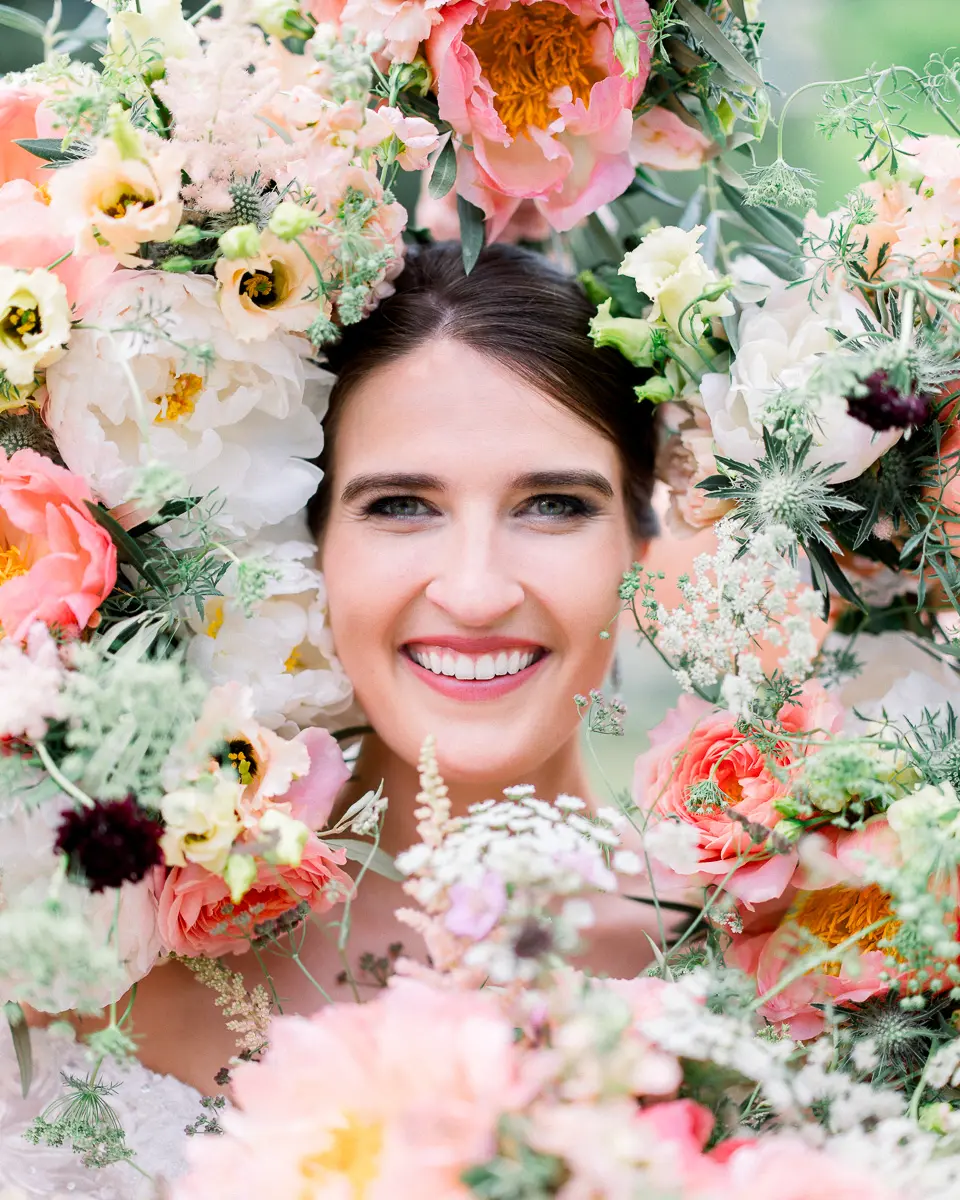 portrait de mariée entourée de fleurs photographie de mariage éditoriale par Tristan Perrier