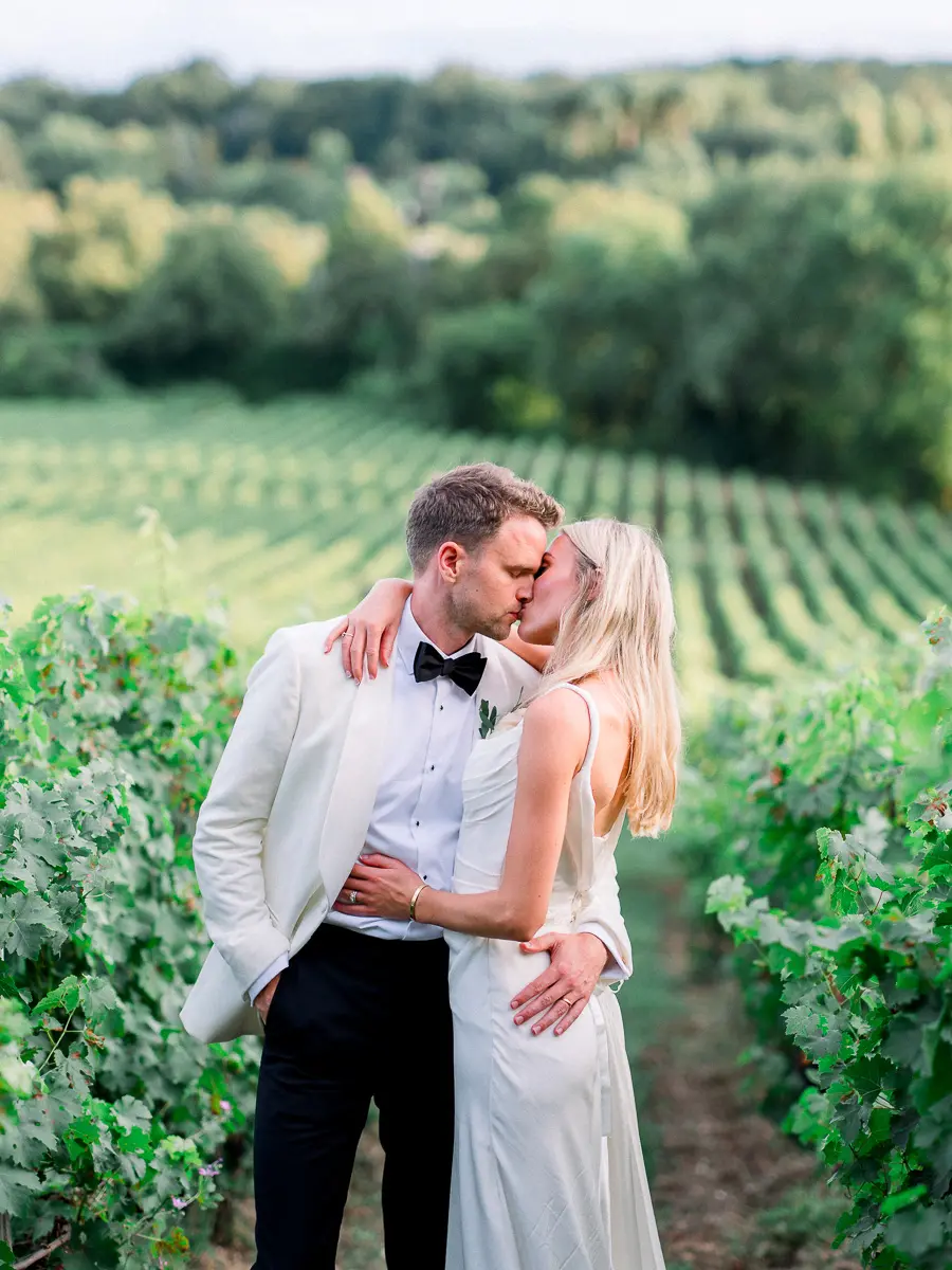 couple de mariés s’embrassant dans les vignes photographie de mariage en France