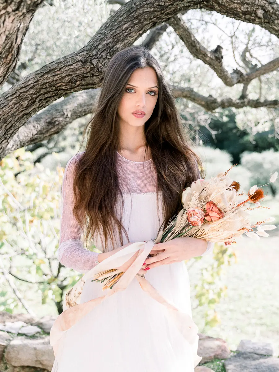 portrait de future mariée tenant un bouquet lors d’une séance photo d’engagement