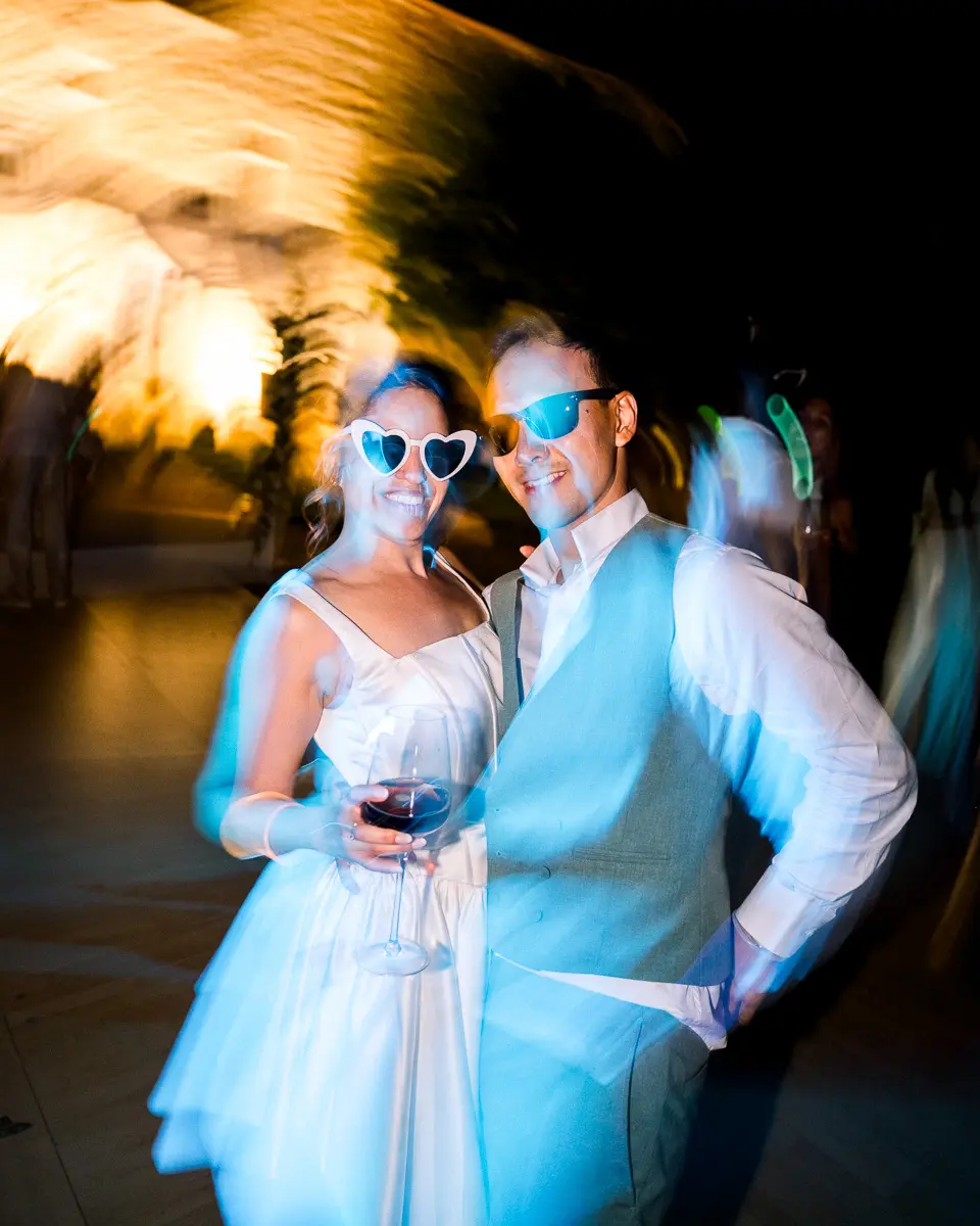 mariés pendant la soirée de mariage avec invités et ambiance festive à Bordeaux