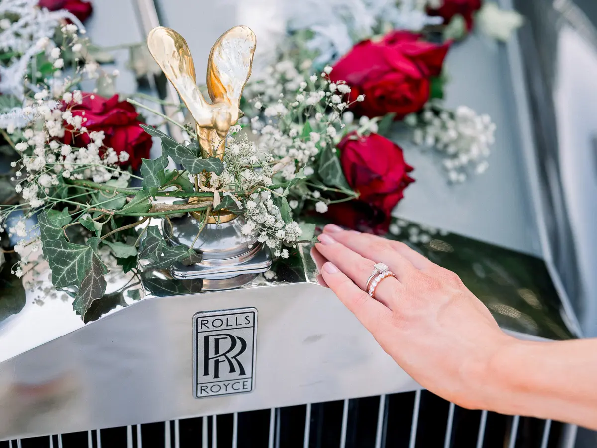 detail mariage rolls royce alliance fleurs chateau gardemoulin photographe mariage haut de gamme