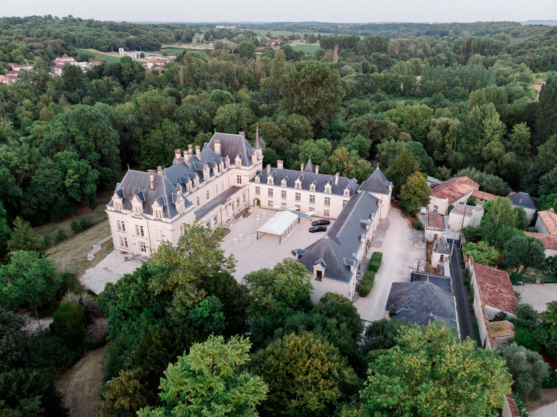 Château de Guademoulin à Cognac vu du ciel – lieu de mariage élégant en France