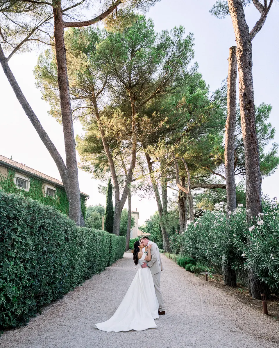 Couple lors d’un mariage en France – photographie élégante et naturelle