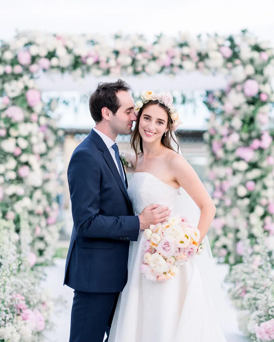 couple mariés sous arche florale mariage beauvallon photographie éditoriale haut de gamme