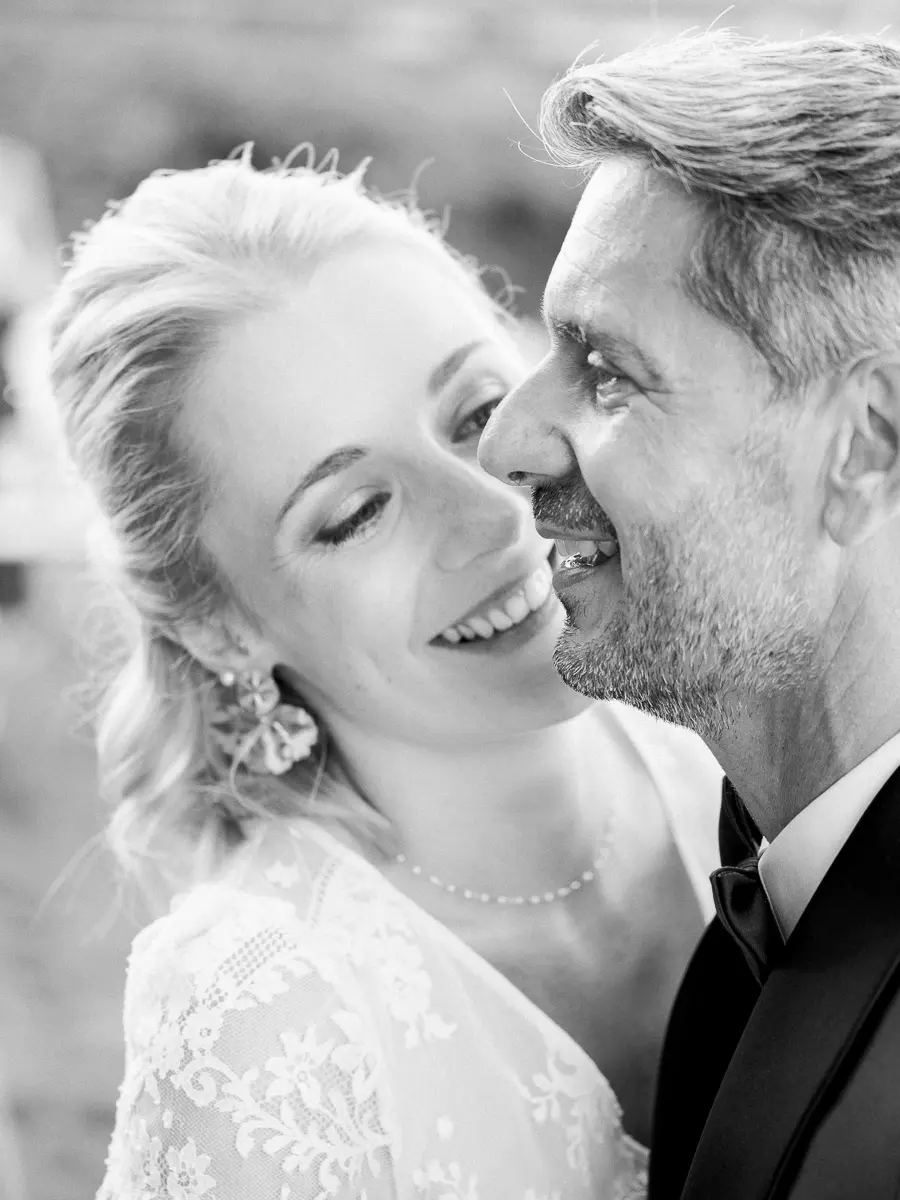 Mariage au Château Smith Haut Lafitte à Bordeaux – couple photographié avec élégance et lumière naturelle