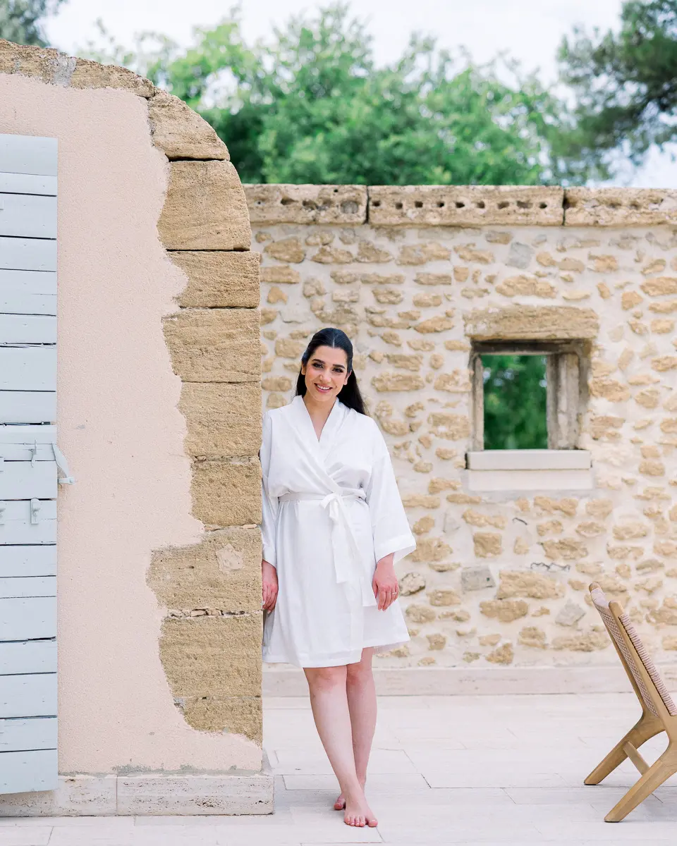 Mariée en préparation dans un lieu en pierre – lumière naturelle douce