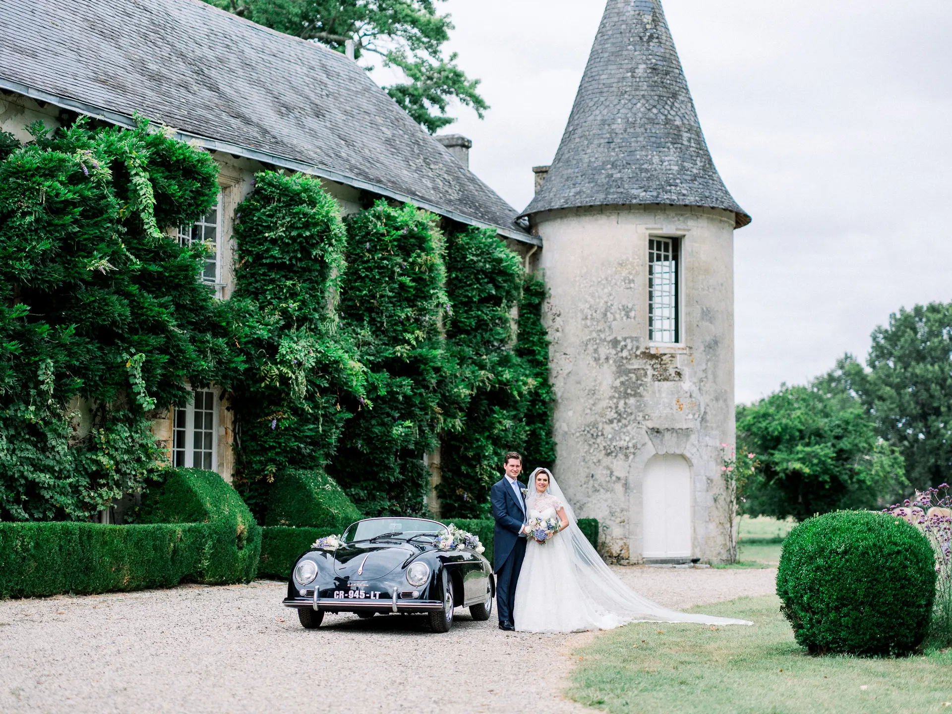 Mariage en France dans un château – couple de mariés photographié avec élégance et naturel