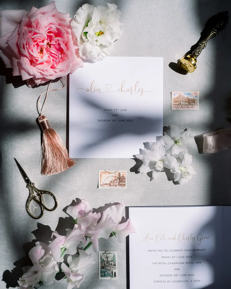 Papeterie de mariage avec fleurs et détails raffinés – photographie fine art